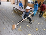 Hrabání listí před školou